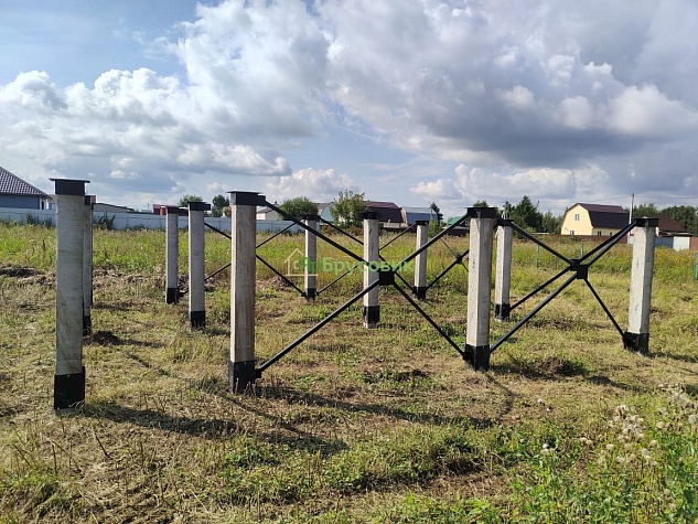 Монтаж свайного фундамента с увеличенным цоколем 